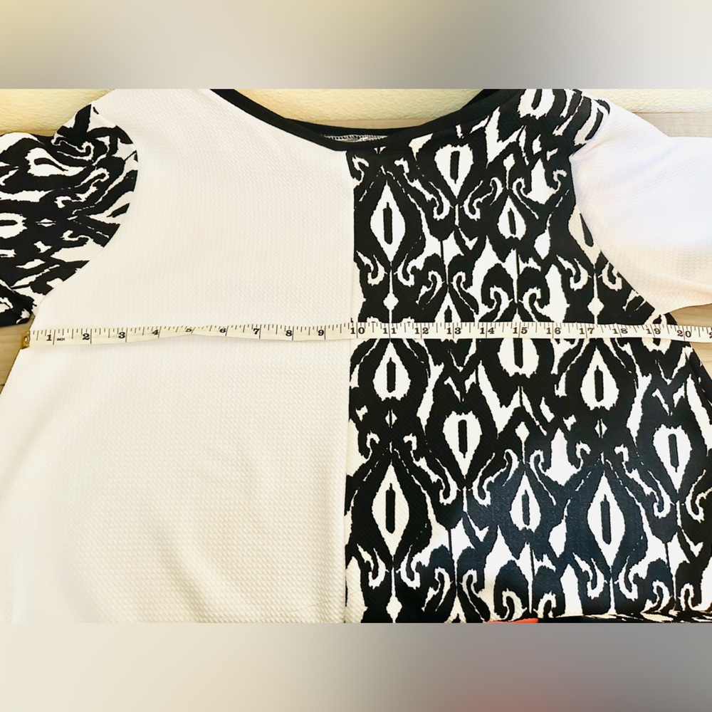 Black and White Patterned Tunic with Yellow Accents - Picture 7 of 7